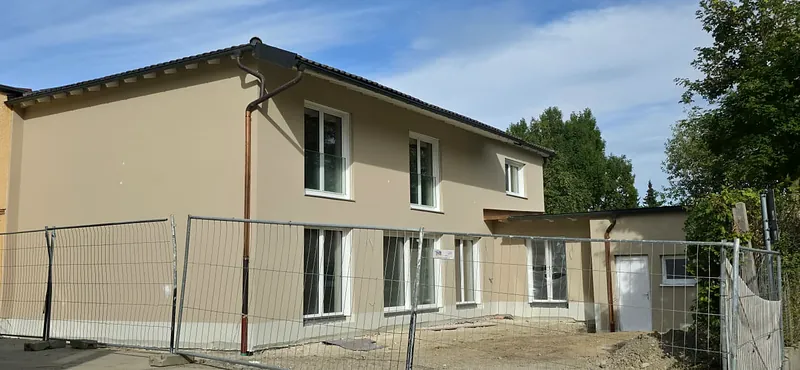 Fertig gedämmte und verputzte Fassade