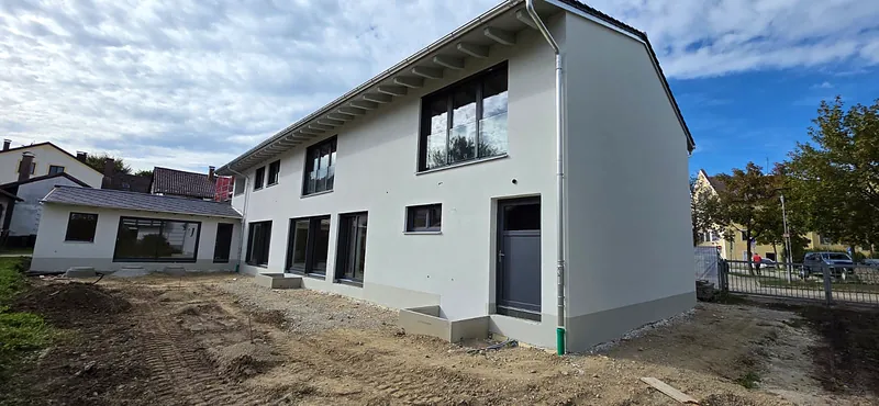 Fassadenarbeiten am eingerüsteten Gebäude