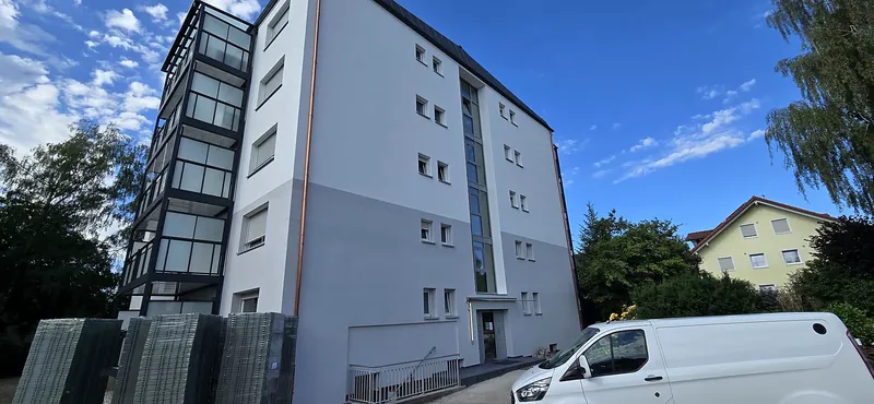 Fassade im eingerüsteten Rohzustand