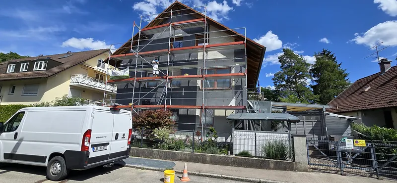 Fertig gedämmte und verputzte Fassade