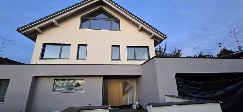 Neu verputzte Fassade nach der Dämmung