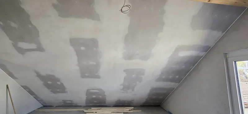 Gespachtelte Trockenbaudecke, bereit zum Streichen