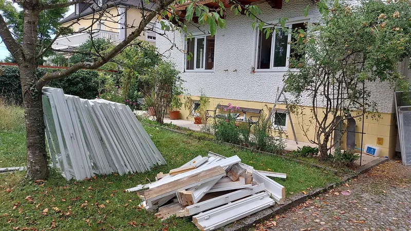 Ausgebaute alte Fensterelemente auf einer Baustelle