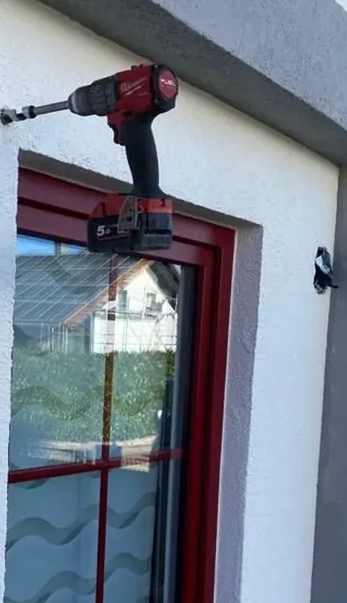 Fenster mit rotem Rahmen, Rollladenkasten wird oberhalb montiert