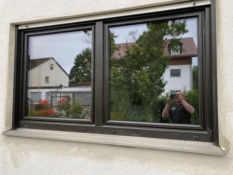 Anthrazitfarbenes Fenster von innen mit Blick in den Garten