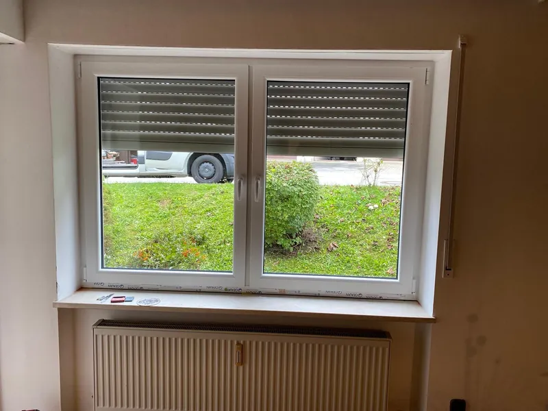 Zweiflügeliges Fenster mit integrierter Jalousie im Wohnraum