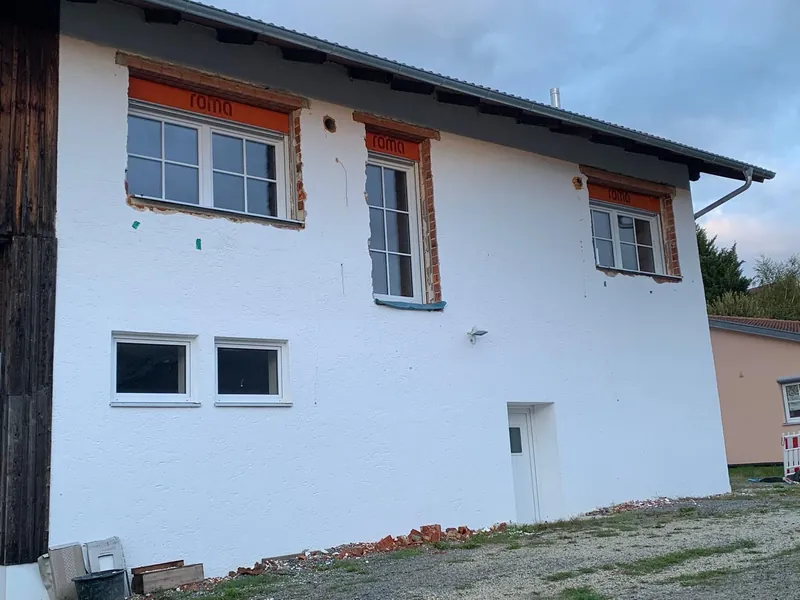 Neu eingebaute Fenster mit noch offenen Laibungen