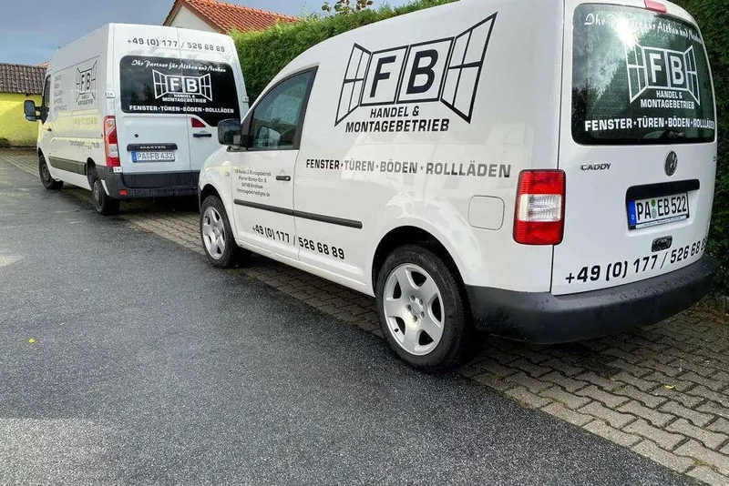 Zwei Transporter des Betriebs nebeneinander