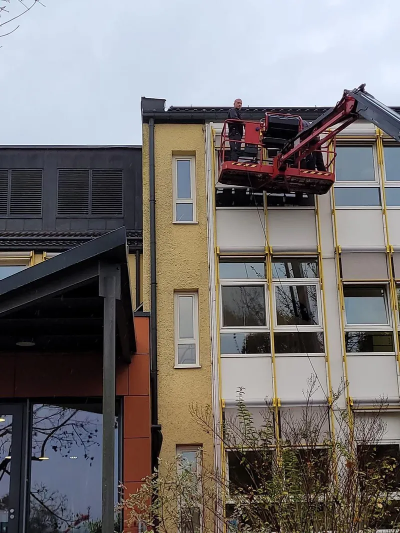 Fenstermontage im Obergeschoss mit Hebebühne