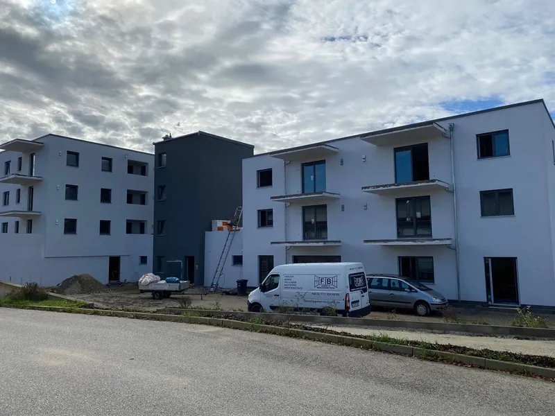 Neubau eines Mehrfamilienhauses mit Transporter davor