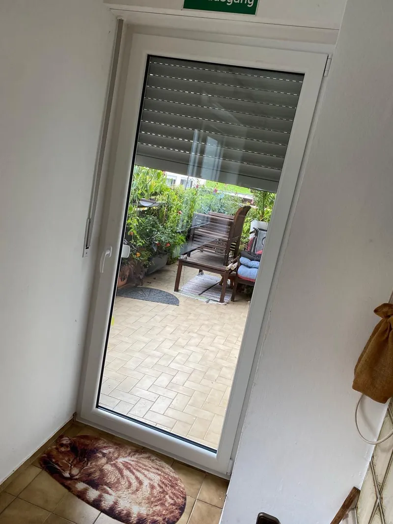 Schmale Terrassentür mit Blick auf die Terrasse